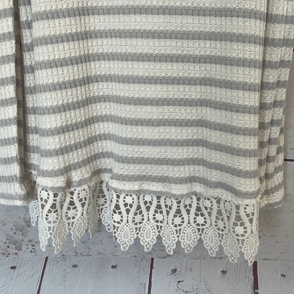 WALLFLOWER Grey White Stripe Cold Shoulder Top Size Small - Picture 7 of 10